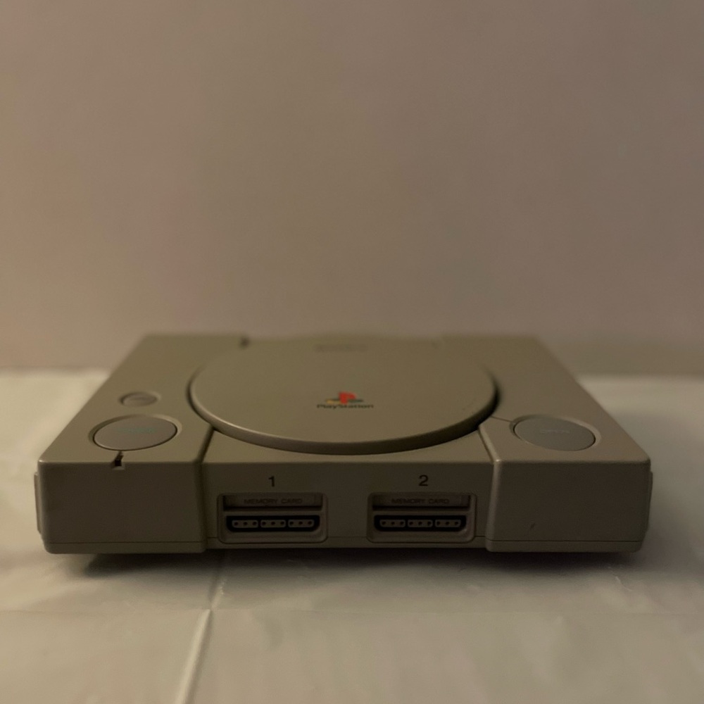 PLAYSTATION 1 WITH TWO CONTROLLERS AND 3 MEMORY STICKS NO CORDS